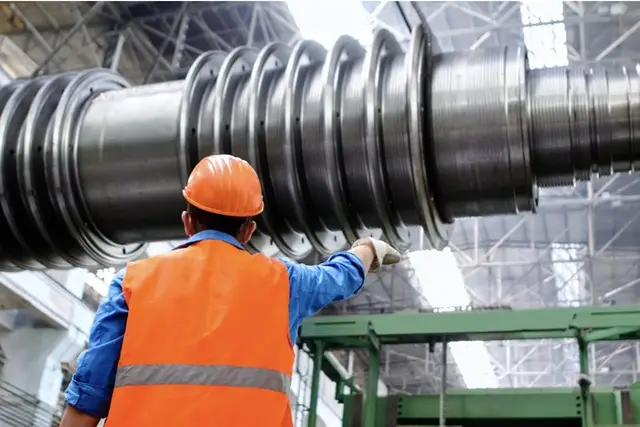 Profissional de manutenção industrial com capacete